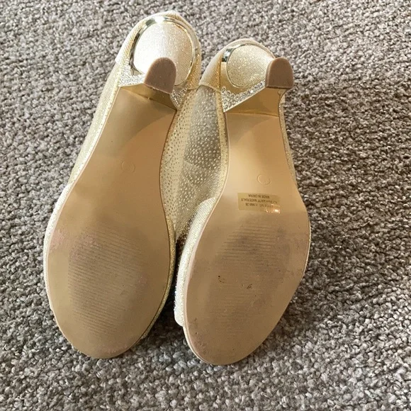 Women’s Gold Heel Shoe - Picture 8 of 12